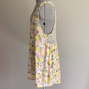 Chloe K Floral Lace Tank Top Size MEDIUM - Pre-Owned